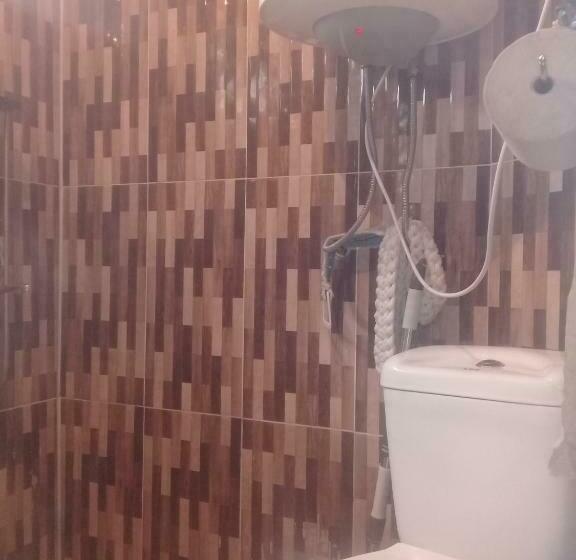 اتاق استاندارد با سرویس بهداشتی مشترک, Nino & Tarzan Guesthouse