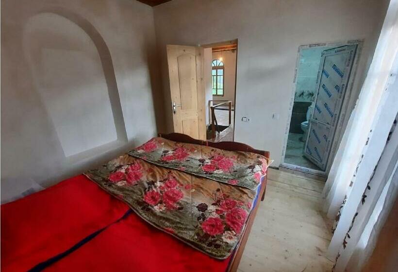 اتاق استاندارد, Nino & Tarzan Guesthouse