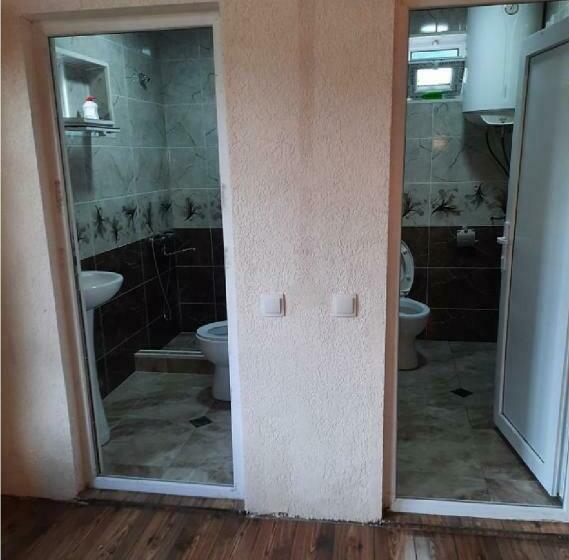 اتاق استاندارد چهارنفره با سرویس بهداشتی مشترک, Nino & Tarzan Guesthouse