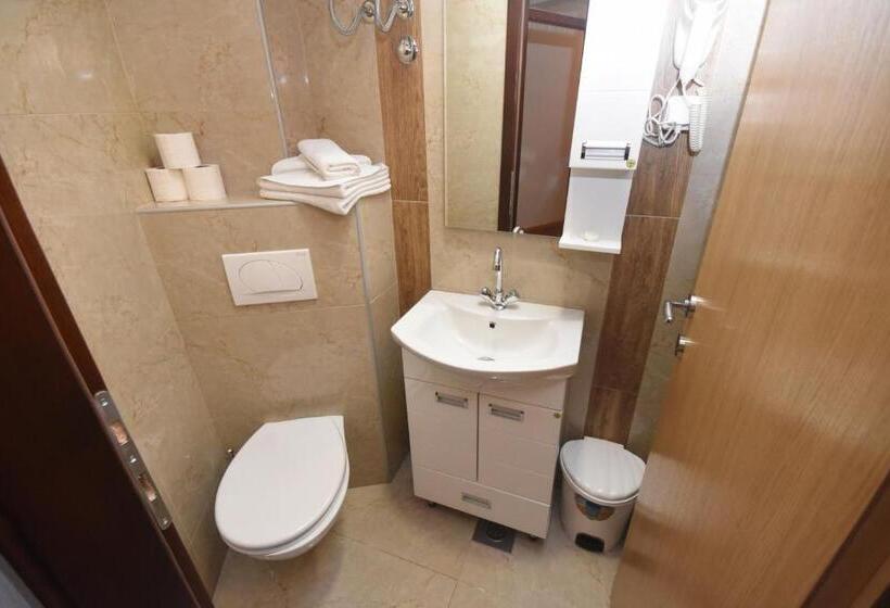 اتاق استاندارد با بالکن, Mladost