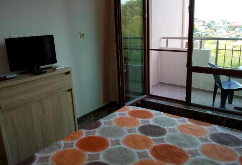 标准三人间, Tangra Guest House