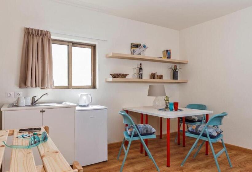 스탠다드 트리픔 룸 공동욕실, Stay Rhodes Hostel & Bar