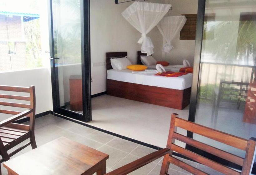 اتاق لوکس با بالکن و چشم‌انداز دریا, Wellé Wadiya Beach Villa