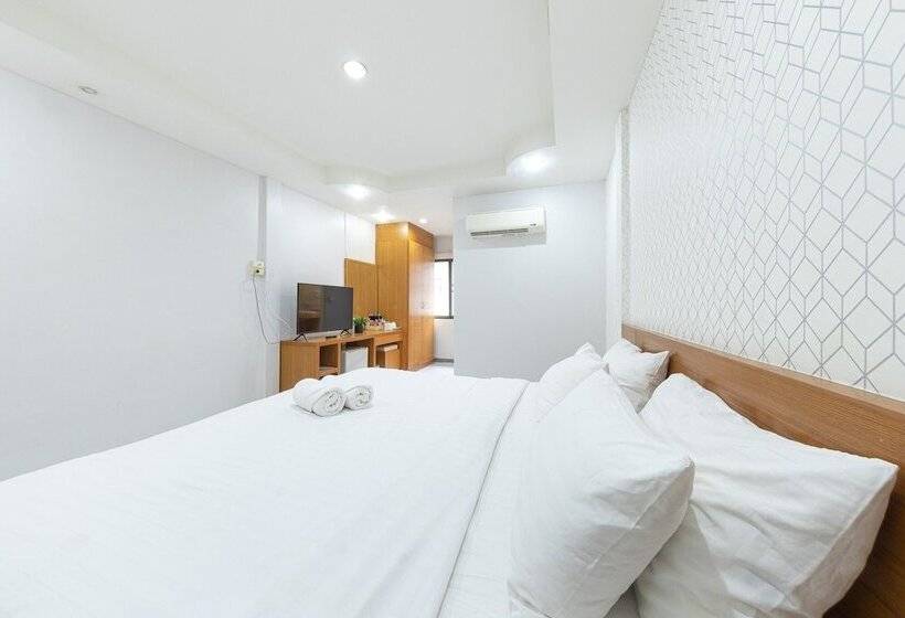 Quarto Deluxe, Bed By Tha Pra Sha Plus