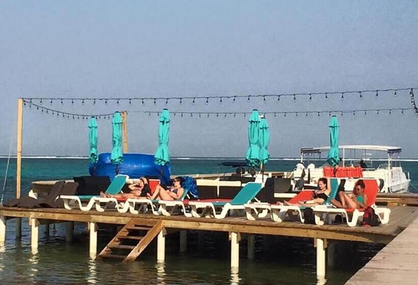 스탠다드 트리플 발코니 룸, Sandbar Beachfront Hostel & Restaurant