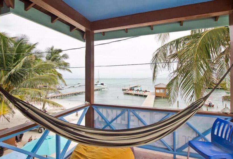 스탠다드 트리플 발코니 룸, Sandbar Beachfront Hostel & Restaurant