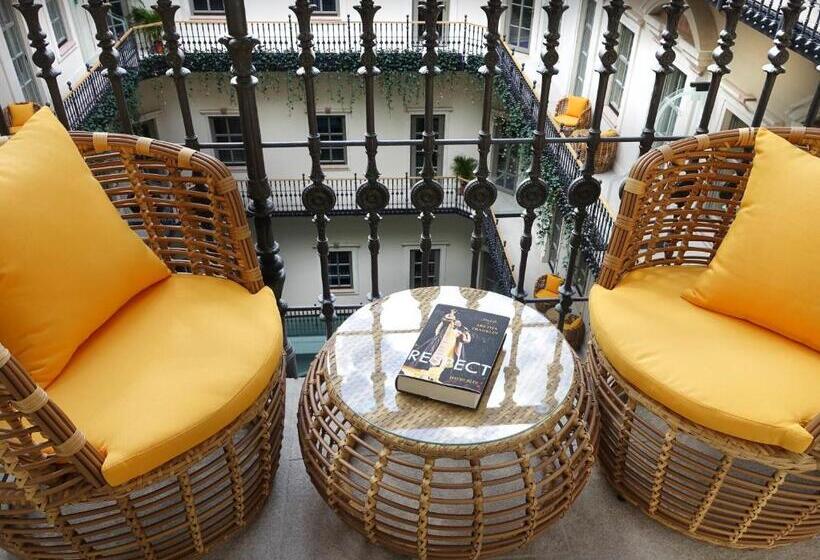 Номер Deluxe Кровать Кинг, Aria Hotel Budapest By Library Hotel Collection
