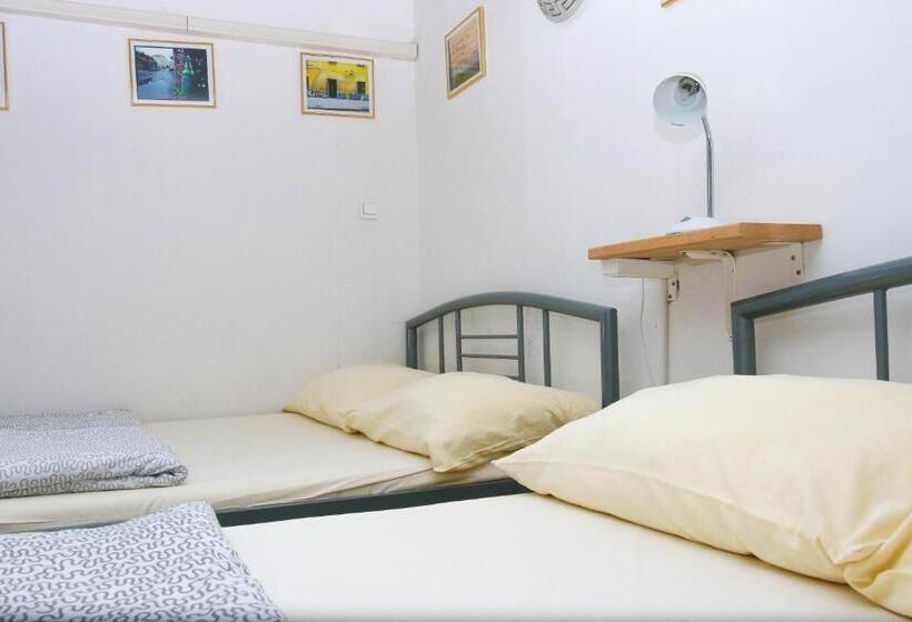 اتاق ساده سه‌ نفره, Hostel 24