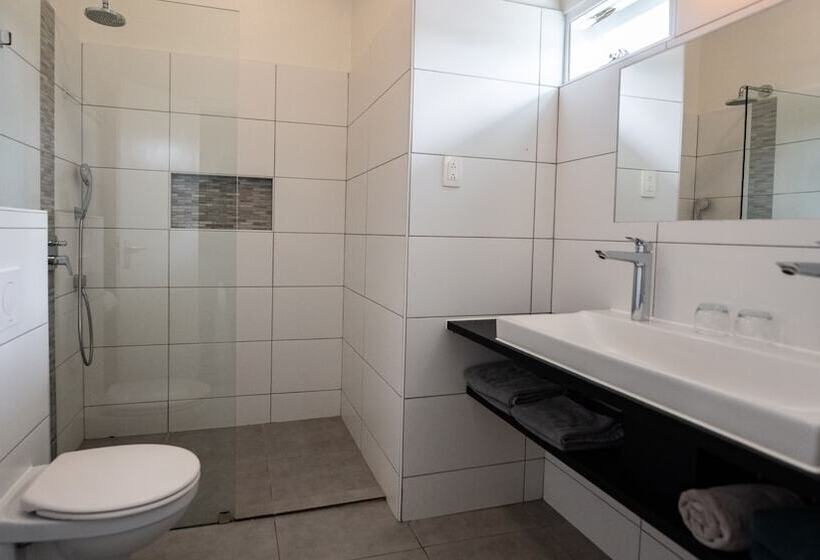 استودیوی استاندارد, Blue Bay Lodges