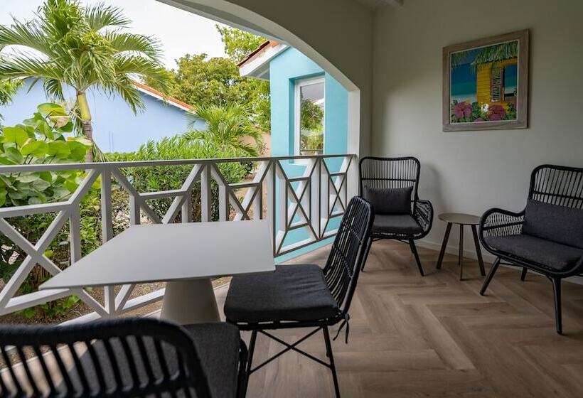 استودیوی استاندارد, Blue Bay Lodges