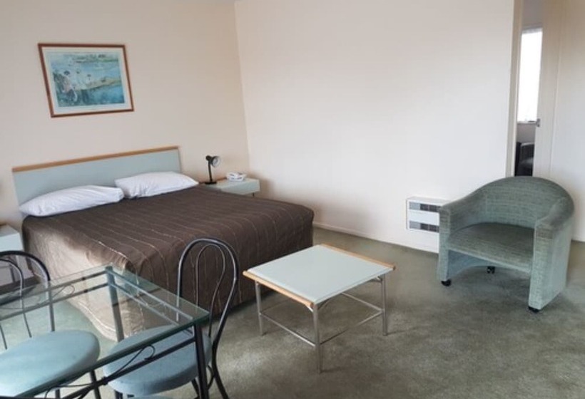 스탠다드 스튜디오, Pavilion Motel & Conference Centre