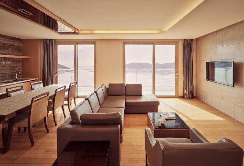 سوییت با چشم‌انداز دریا, Sono Calm Geoje