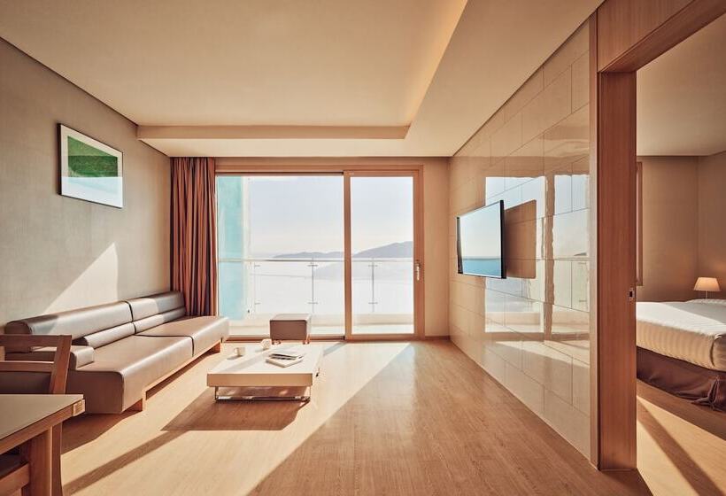 سوییت با چشم‌انداز دریا, Sono Calm Geoje