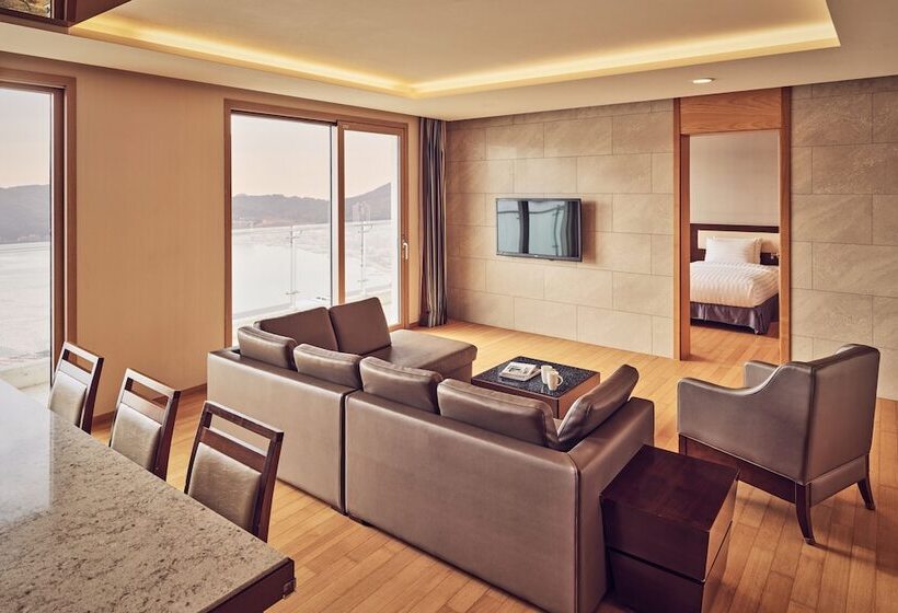 سوییت با چشم‌انداز دریا, Sono Calm Geoje