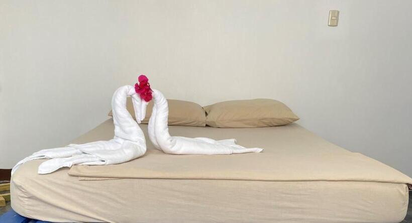 اتاق استاندارد سه نفره, La Hacienda Rooms & Food