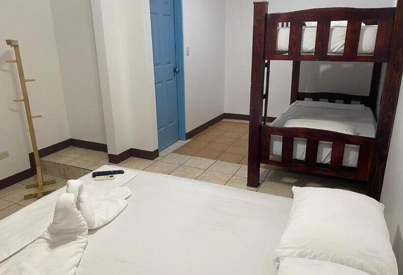 اتاق استاندارد چهار تخته, La Hacienda Rooms & Food