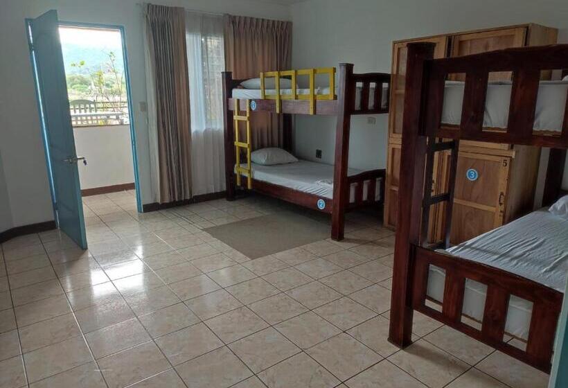 تختخواب در اتاق مشترک, La Hacienda Rooms & Food