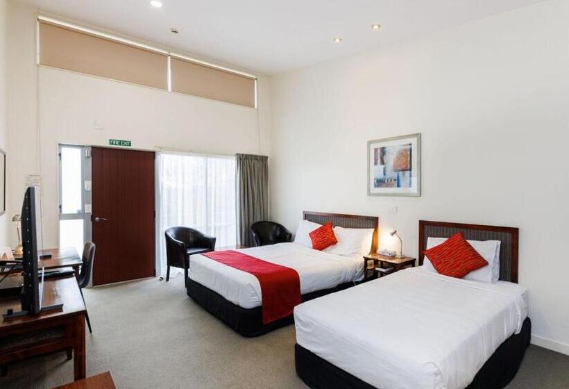 Студия Стандарт, Fitzherbert Regency Motor Lodge