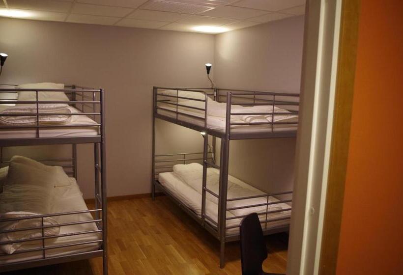 Четырехместный номер эконом класса с общей ванной комнатой, Spoton Hostel & Sportsbar