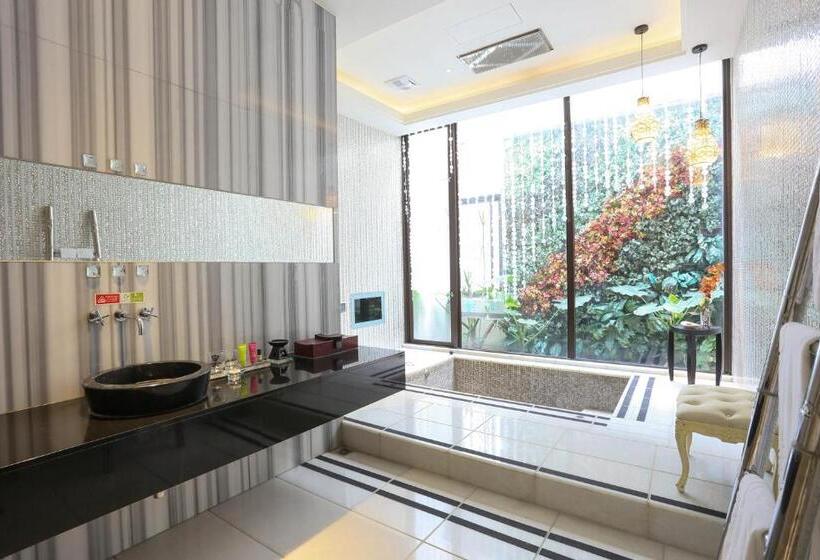 اتاق استاندارد با چشم‌انداز استخر, Mulan Motel Taipei