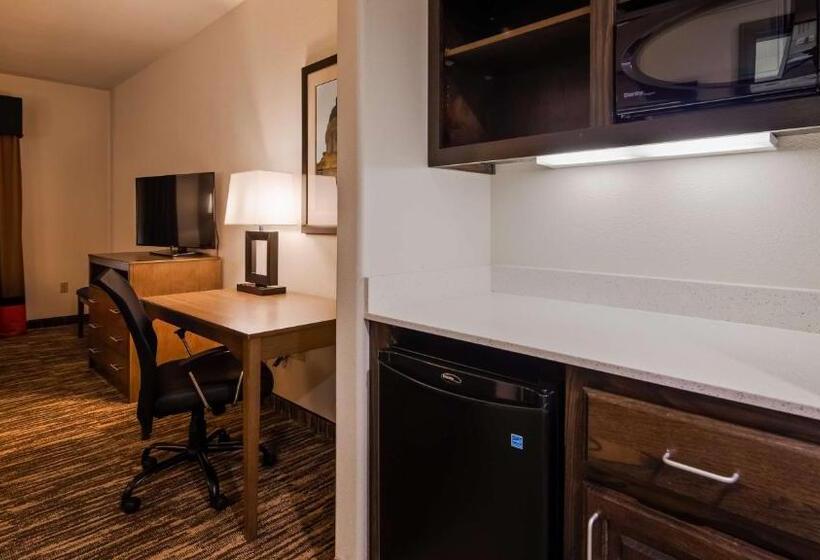 מיטת קינג בסוויטה, Best Western Plus Ardmore Inn & Suites