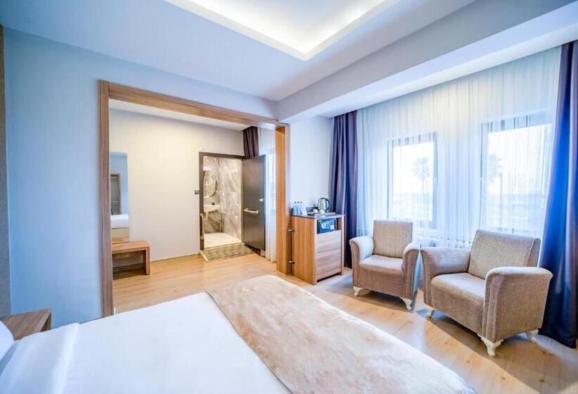 Quarto familiar vista mar, Aksular