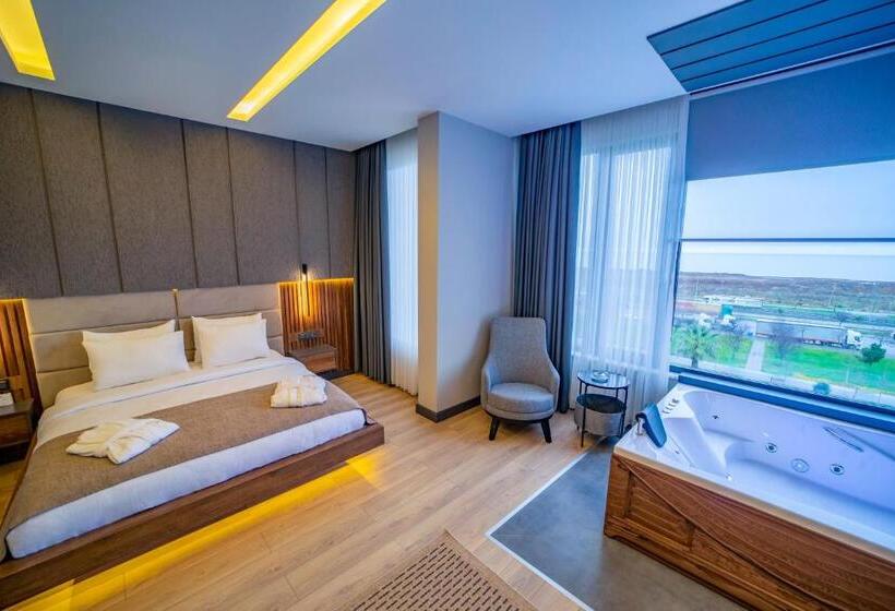 Suite Cama King, Aksular