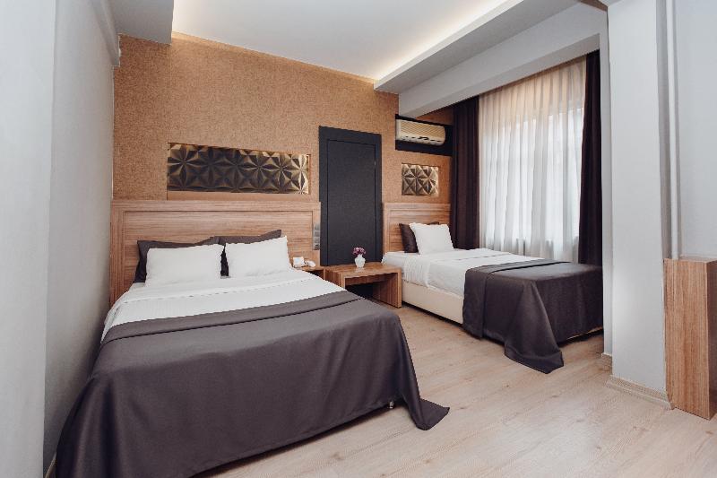Quarto Triplo Standart, Aksular