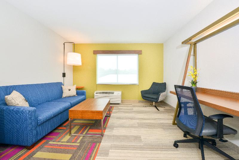 带大床的套房, Holiday Inn Express & Suites Salem, An Ihg