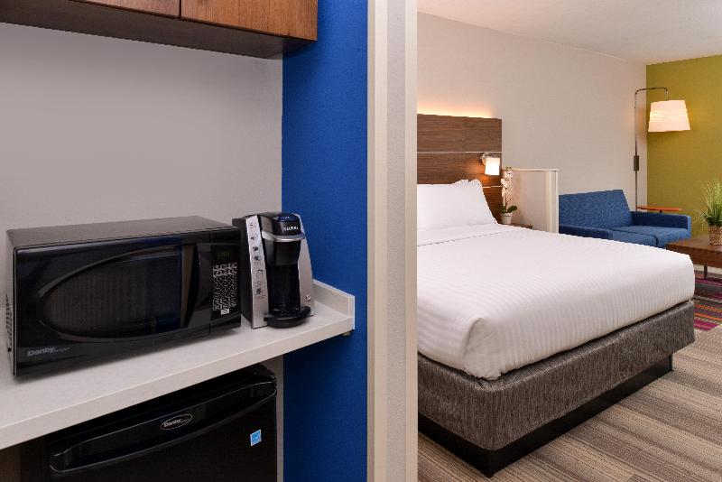 带大床的套房, Holiday Inn Express & Suites Salem, An Ihg