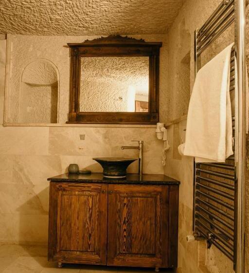 デラックストリプルルーム, Village Cave House