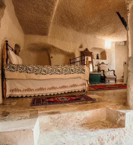 デラックストリプルルーム, Village Cave House