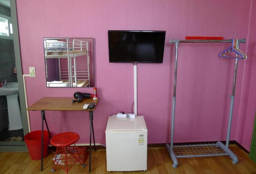 Семейный Номер, The House Hostel