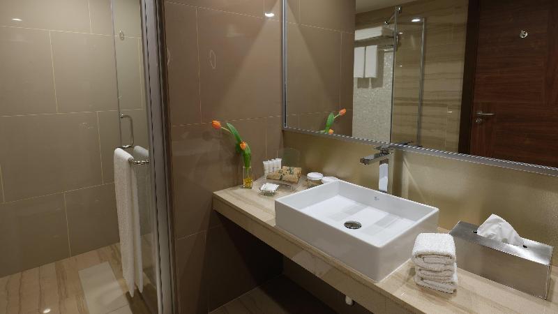 اتاق استاندارد با چشم‌انداز استخر, Holiday Inn Kuwait Al Thuraya City, An Ihg