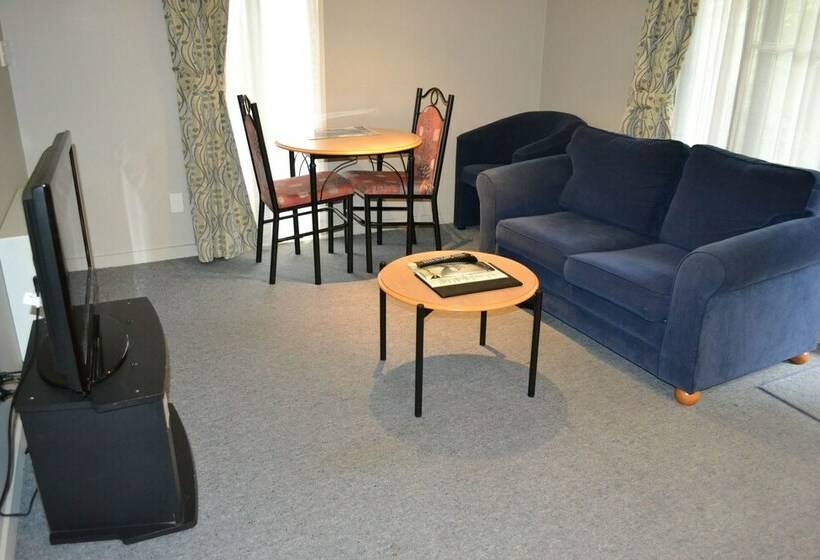 Люкс, Courtesy Court Motel