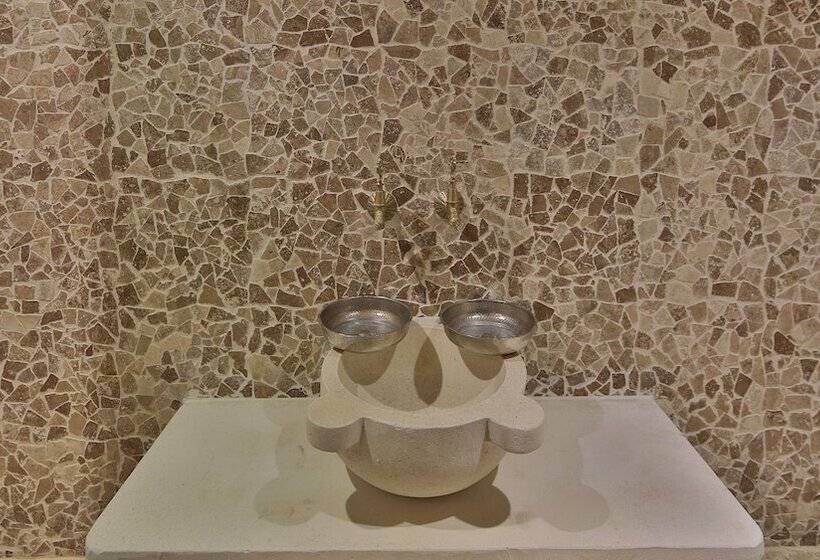 سوییت سوپریور, Phocas Cave Suites
