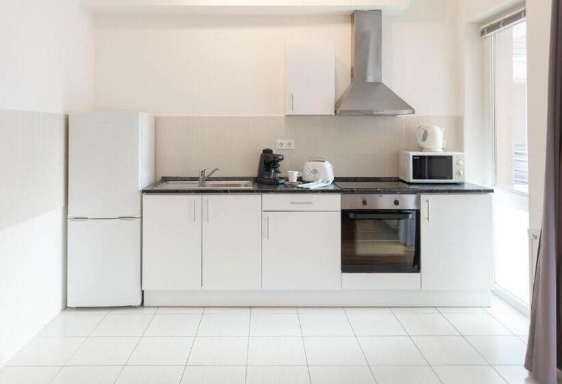 Апартаменты Deluxe 2 Спальни, Maple Tree Budget Apartments