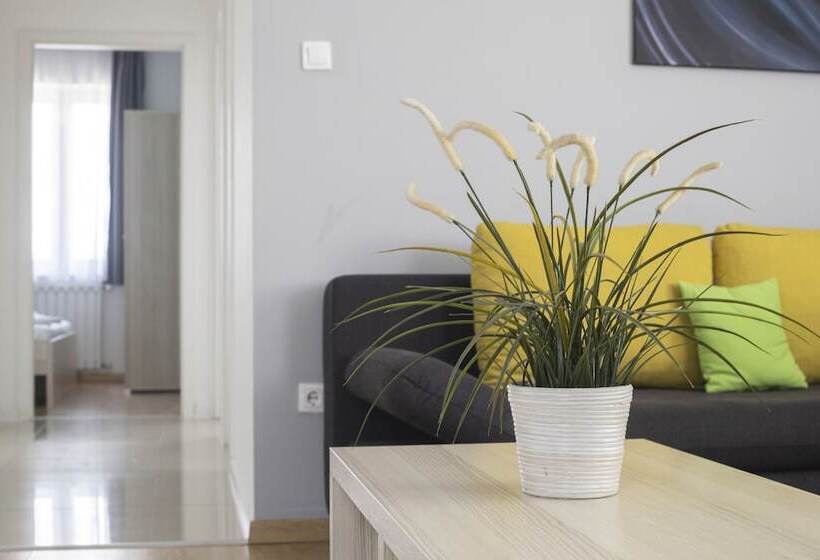 Апартаменты Deluxe 3 Спальни, Maple Tree Budget Apartments