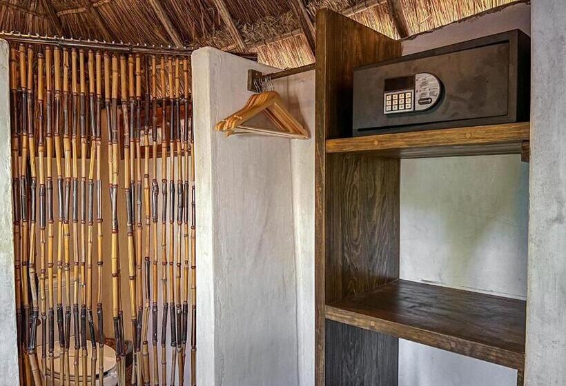 バンガロー・エコノミー, Diamante K   Inside Tulum National Park