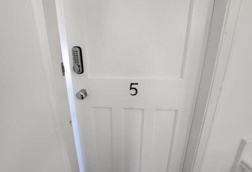 חדר סטנדרד יחיד חדר אמבטיה משותף, Solihull Shared House