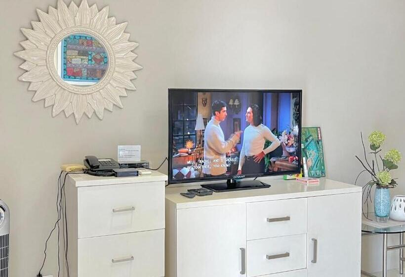 استودیو استاندارد با بالکن, Studio Across Naia T3 W/wifi Netflix