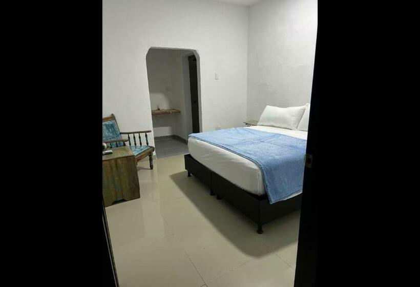Номер Стандарт Трехместный, Room In Lodge   Tr A5d Hostel Room Near Castillo San Felipe With Pool And Wifi