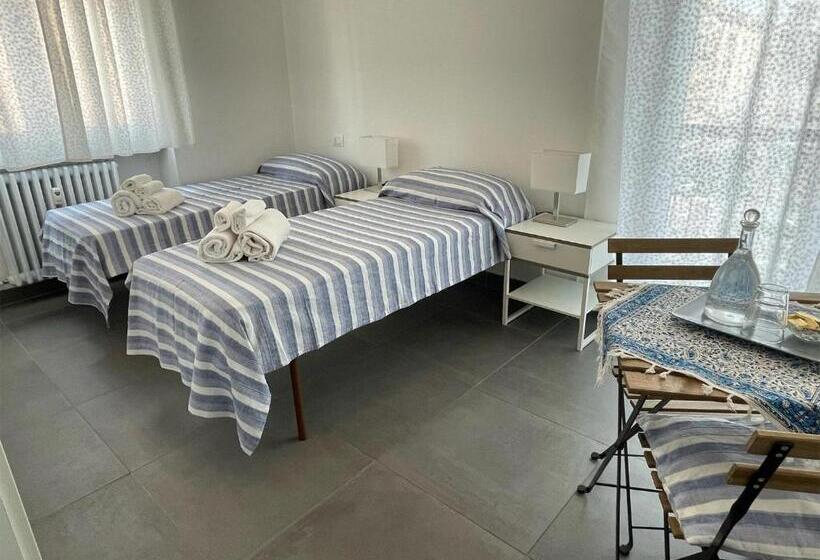اتاق استاندارد با سرویس بهداشتی مشترک, Silvia & Simone S House