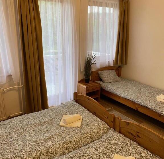 Standard Triple Room with Terrace, Global Apartmanház