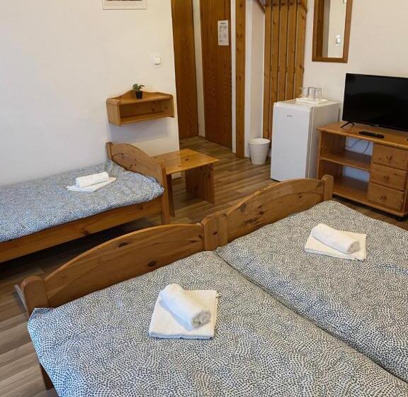 Standard Triple Room with Terrace, Global Apartmanház