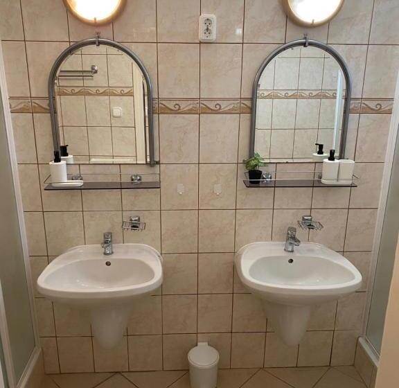 اتاق خانوادگی, Global Apartmanház