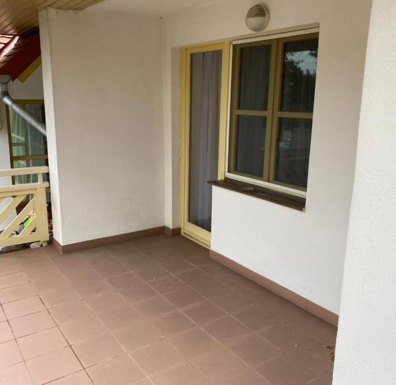 اتاق خانوادگی, Global Apartmanház