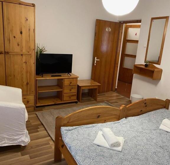 اتاق خانوادگی, Global Apartmanház
