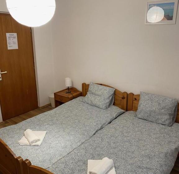 اتاق خانوادگی, Global Apartmanház