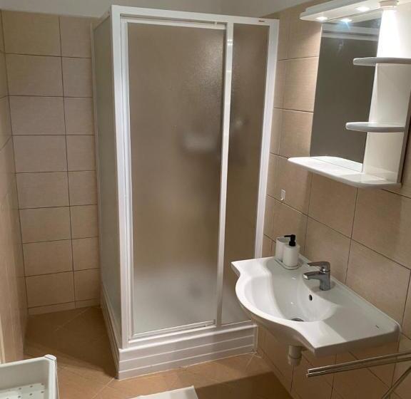 اتاق خانوادگی با چشم‌انداز باغ, Global Apartmanház
